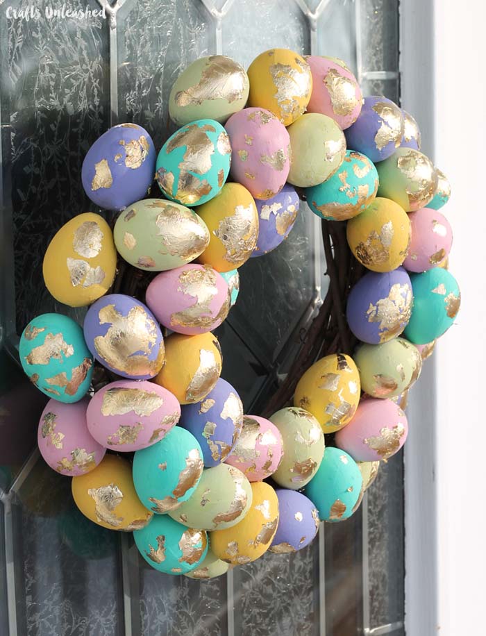 DIY Easter Wreath with Gold Leaf Speckled Eggs #easter #diy #porch #decor #decorhomeideas