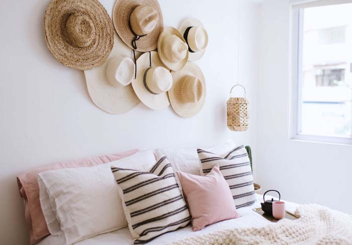 DIY Straw Hats on Hooks #hatrack #diy #organizer #decorhomeideas