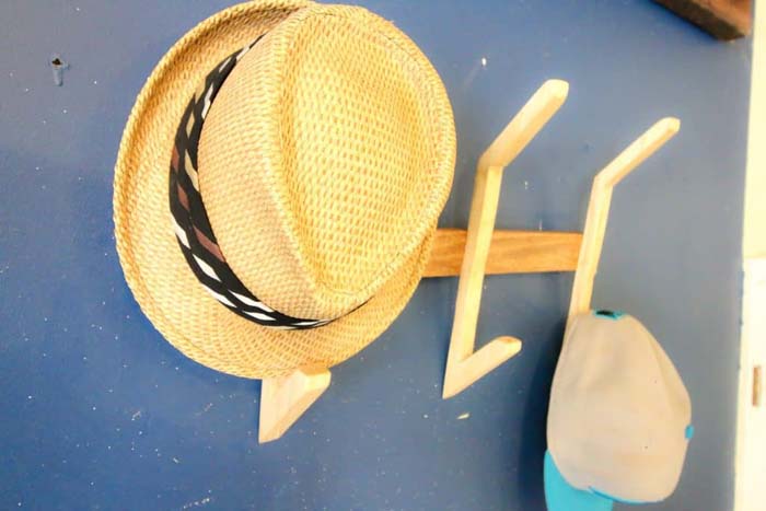 DIY Wooden Hat Rack #hatrack #diy #organizer #decorhomeideas