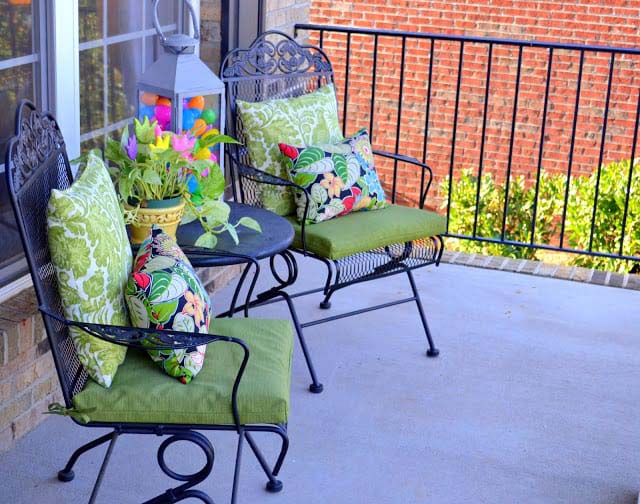 Easter Porch Sitting Area #easter #diy #porch #decor #decorhomeideas