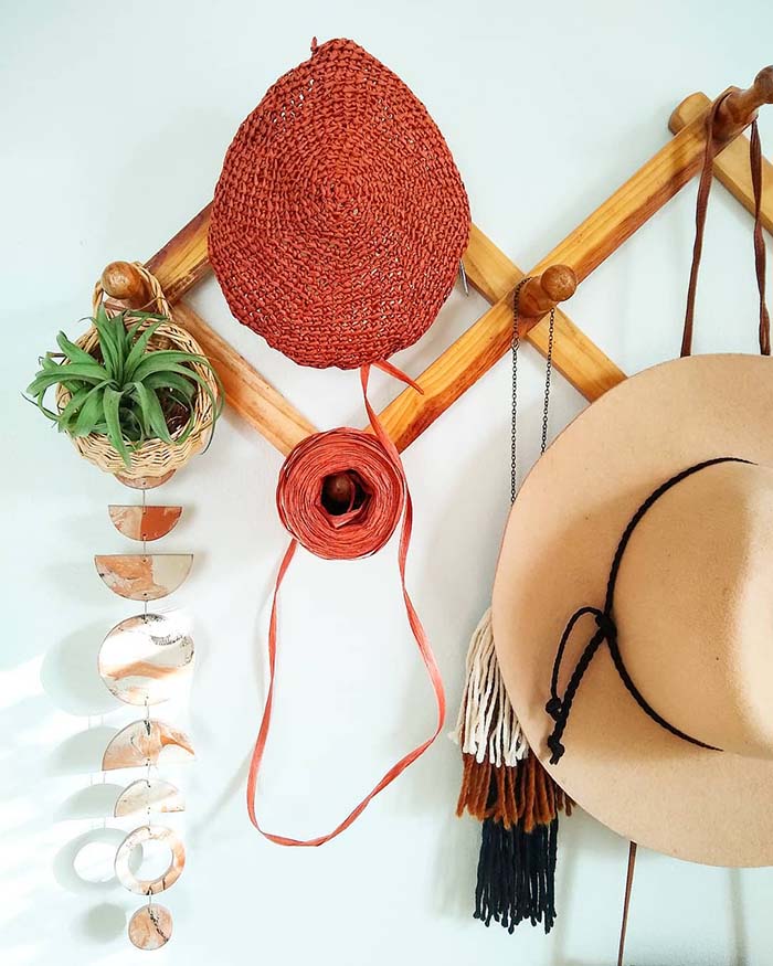 Elevated Wooden Pegs Hat Rack #hatrack #diy #organizer #decorhomeideas