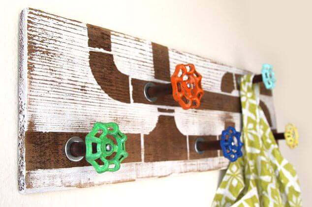 DIY Wood And Faucet Handle Coat Rack #hatrack #diy #organizer #decorhomeideas