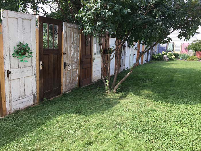 Fence Made Out Of Old Doors #diy #repurpose #doors #old #decorhomeideas