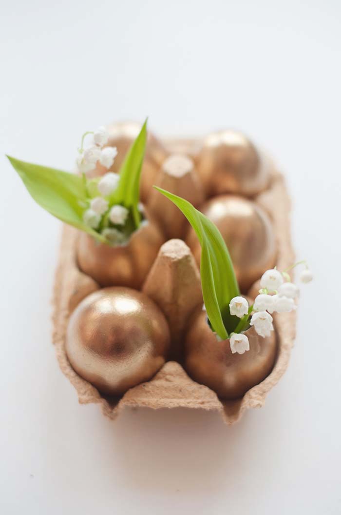 Golden Eggshells and Flowers #easter #diy #centerpiece #decorhomeideas