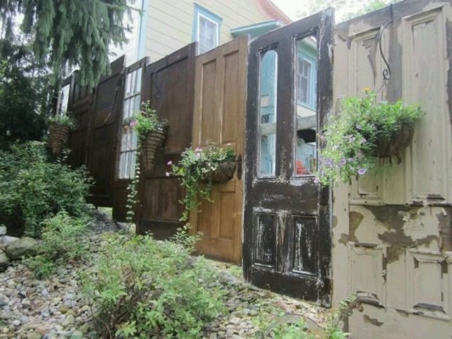 Old Doors Yard Fence #dıƴ #repurpose #doors #old #decorhomeideas