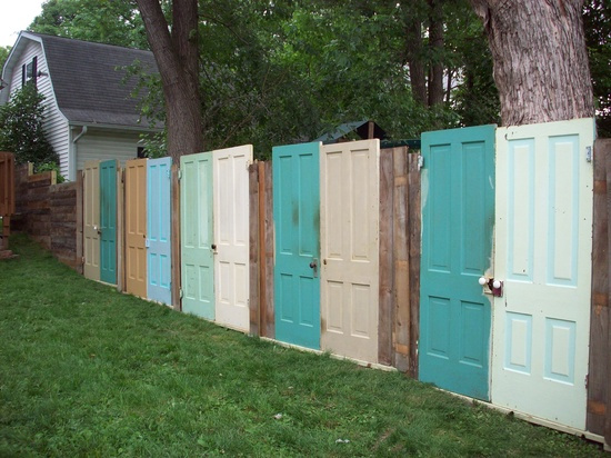 Painted Old Doors Fence #diy #repurpose #doors #old #decorhomeideas