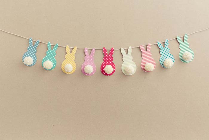 Pom Pom Bunny Tail Easter Garland #easter #diy #cheap #decor #decorhomeideas