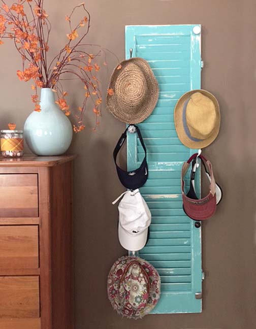 DIY hat rack from an old shutter #hatrack #diy #organizer #decorhomeideas