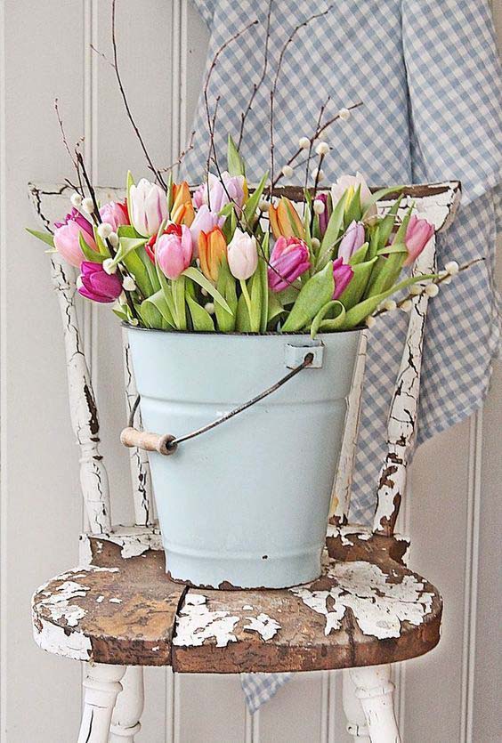 Tulips in Enamel Bucket #easter #diy #porch #decor #decorhomeideas