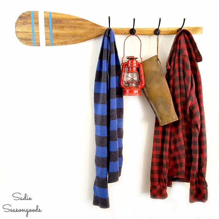 Rustic Coat and Hat Rack from Wooden Paddle #hatrack #diy #organizer #decorhomeideas