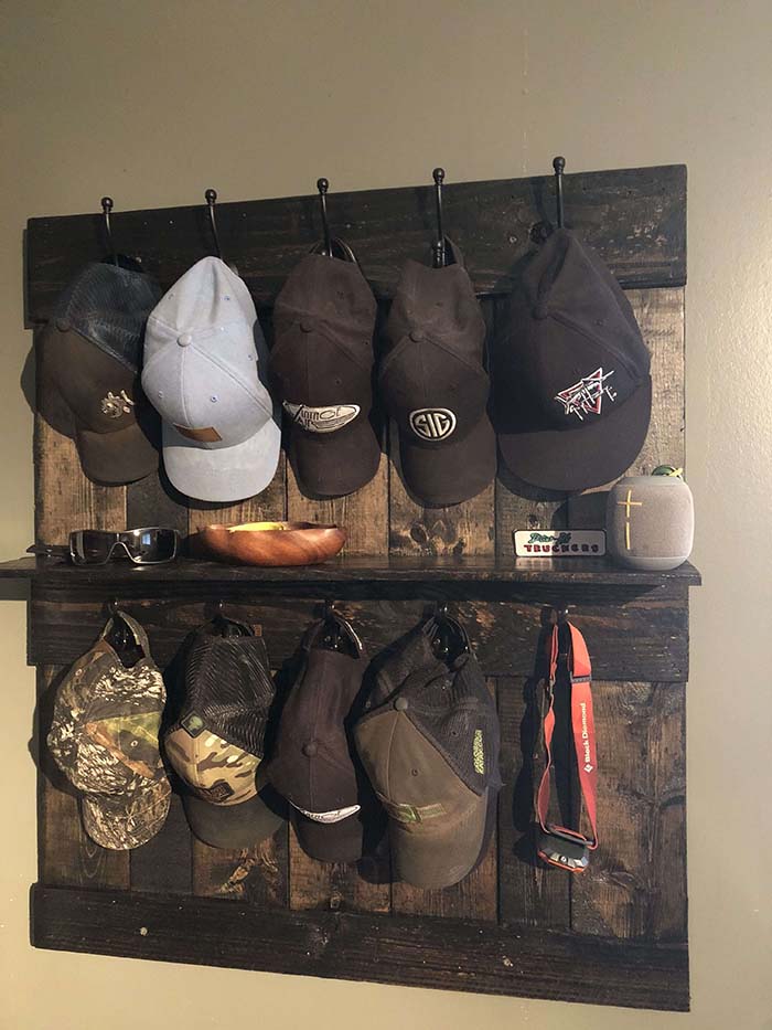 Hat Rack Made Out Of Pallet #hatrack #diy #organizer #decorhomeideas