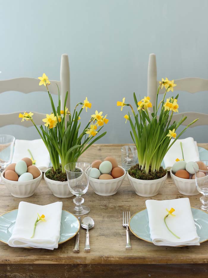 Yellow Daffodils and Blue Eggs Centerpiece #easter #diy #centerpiece #decorhomeideas