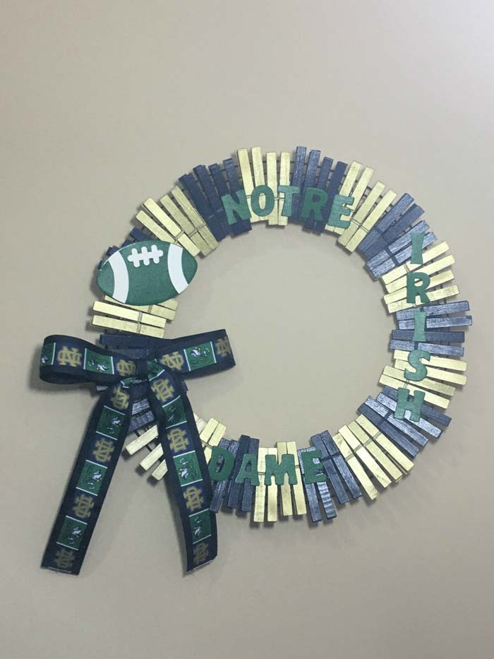 Favorite Team Clothespin Wreath #diy #clothespin #wreath #crafts #decorhomeideas