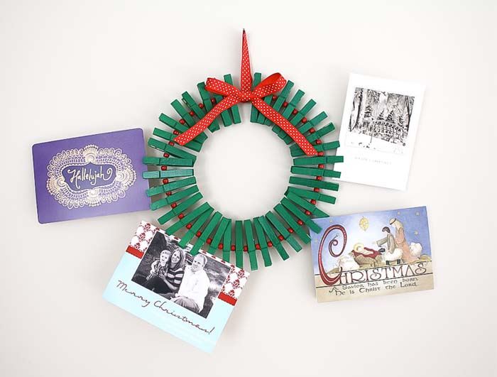 Beautiful Way To Hang On Your Christmas Cards #diy #clothespin #wreath #crafts #decorhomeideas