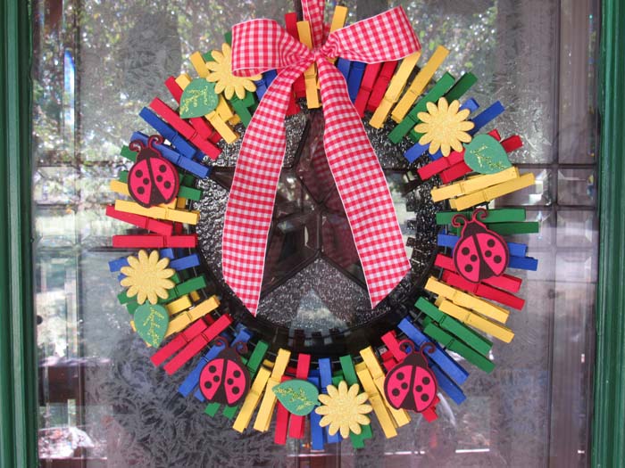 Ladybug And Flowers Clothespin Wreath #diy #clothespin #wreath #crafts #decorhomeideas