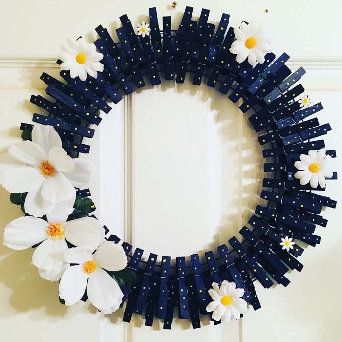 Blue Clothespins With White Dots And Daisies #diy #clothespin #wreath #crafts #decorhomeideas