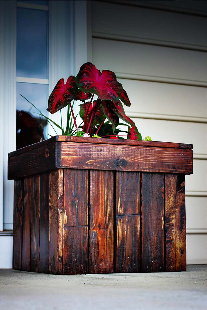 Dark Stained Wood DIY Planter Box #diy #planter #wood #flower #pallet #decorhomeideas