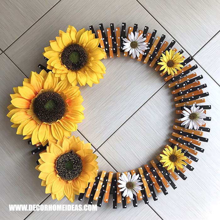 DIY Clothespin Sunflower Wreath Idea. How to make sunflower clothespin wreath, step by step tutorial with photos and instructions, needed supplies and tools. #sunflower #diy #wreath #clothespin #decorhomeideas