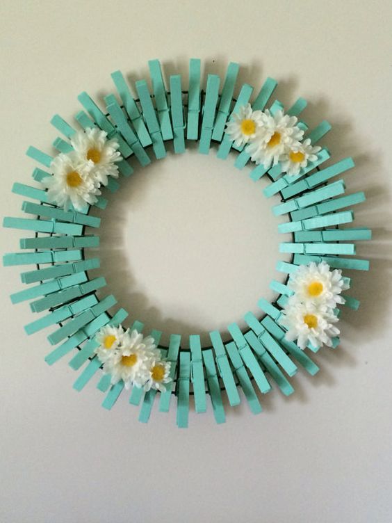 DIY Clothespin Wreath In Teal #diy #clothespin #wreath #crafts #decorhomeideas