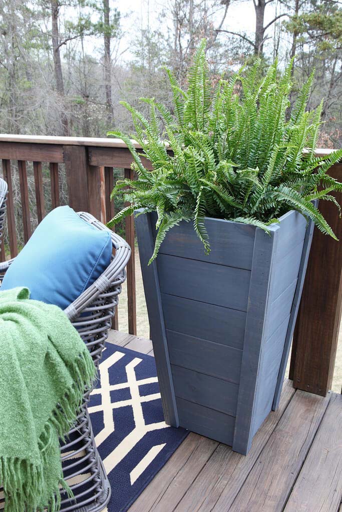 DIY Painted Wood Tall Planter #diy #planter #wood #flower #pallet #decorhomeideas