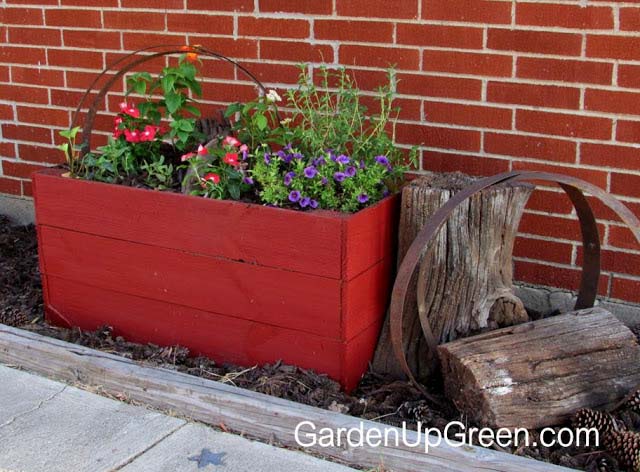 DIY Planter Box With Fence Boards #diy #planter #wood #flower #pallet #decorhomeideas