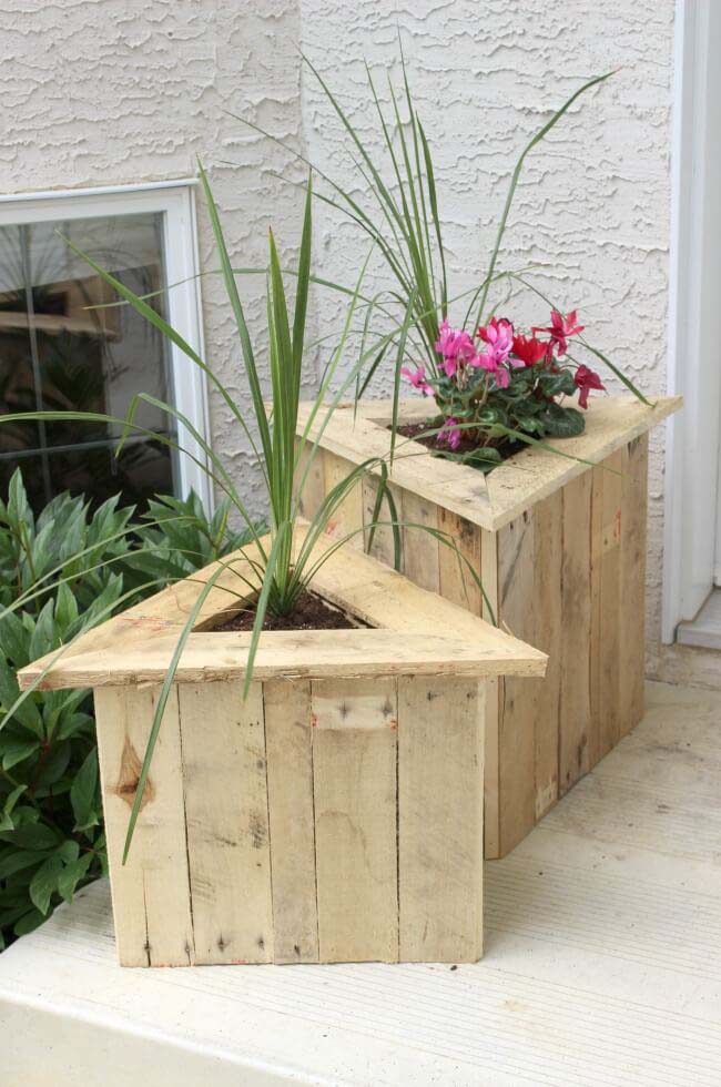 DIY Triangular Wood Porch DIY Planters 
 #diy #planter #wood #flower #pallet #decorhomeideas