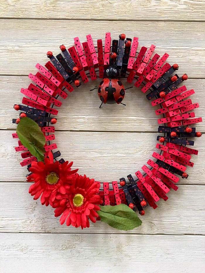 Ladybug Clothespin Wreath #diy #clothespin #wreath #crafts #decorhomeideas