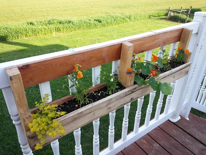 Mounted Flower Box for Deck #diy #planter #wood #flower #pallet #decorhomeideas