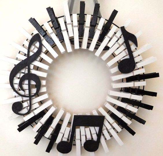 Music Wreath Piano Keys #diy #clothespin #wreath #crafts #decorhomeideas