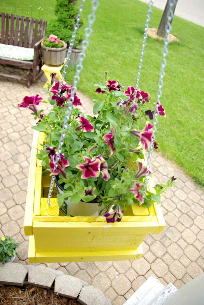 Painted Wood DIY Hanging Planter #diy #planter #wood #flower #pallet #decorhomeideas