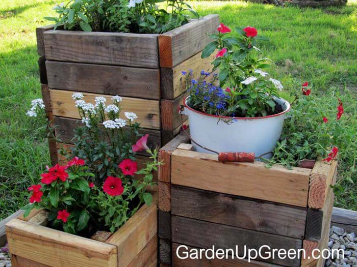 Reclaimed Wood DIY Planter Boxes #diy #planter #wood #flower #pallet #decorhomeideas