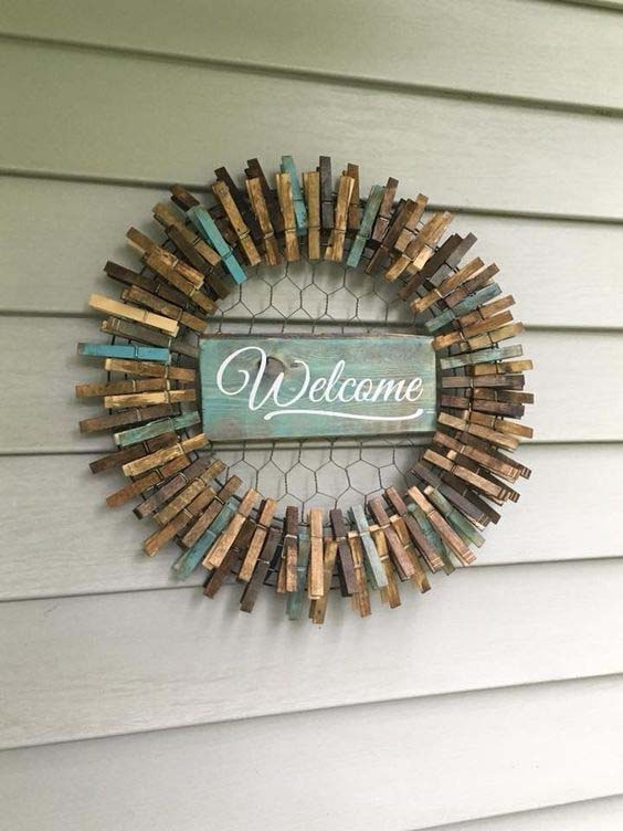 Rustic Wreath With Chicken Wire And Clothespins #diy #clothespin #wreath #crafts #decorhomeideas