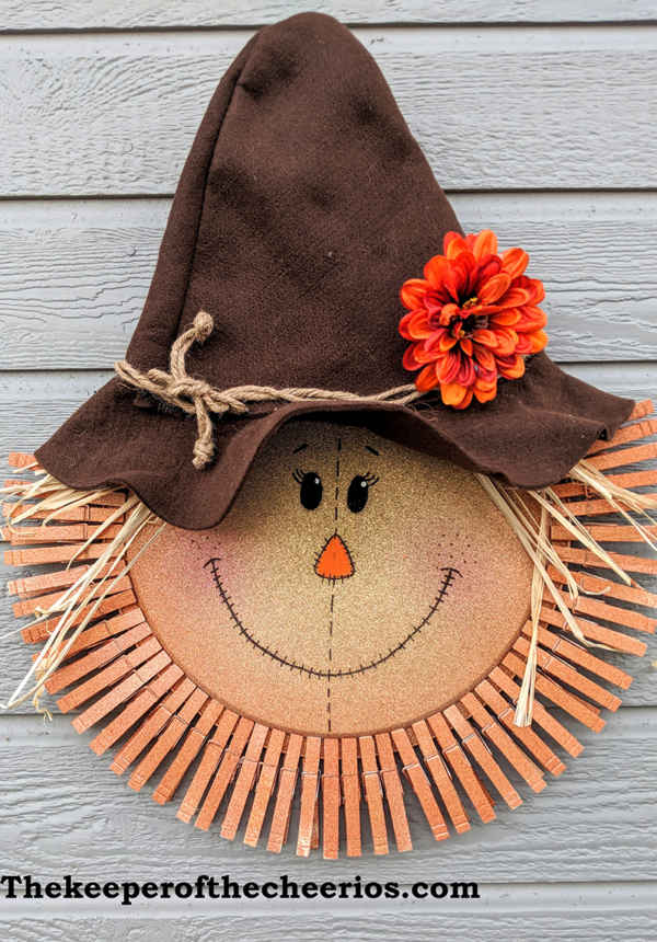 Scarecrow Pizza Pan Clothespin Wreath #diy #clothespin #wreath #crafts #decorhomeideas