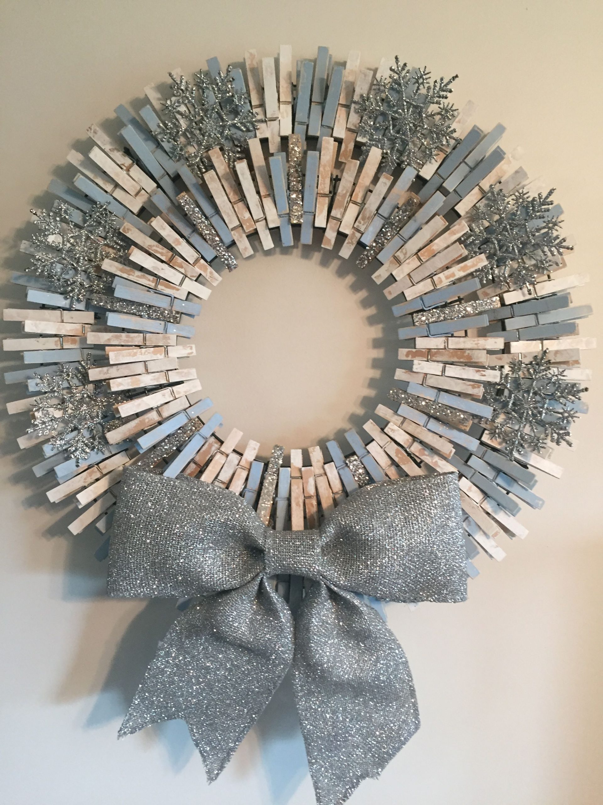 Snowflake Christmas Clothespin Wreath #diy #clothespin #wreath #crafts #decorhomeideas