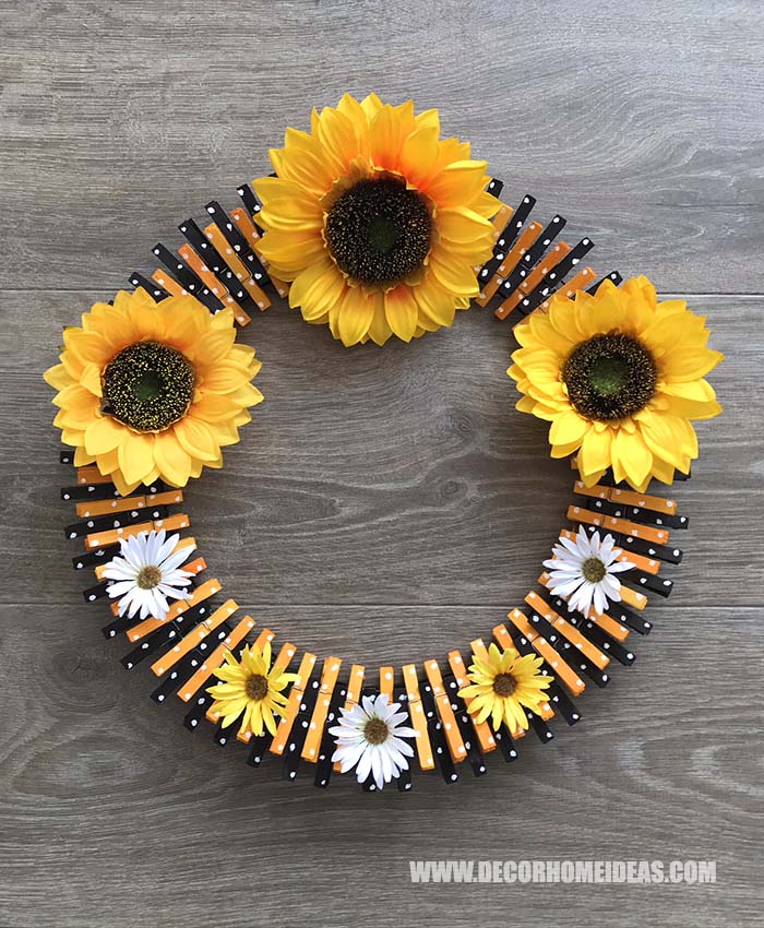 DIY Easy Clothespin Sunflower Wreath. How to make sunflower clothespin wreath, step by step tutorial with photos and instructions, needed supplies and tools. #sunflower #diy #wreath #clothespin #decorhomeideas