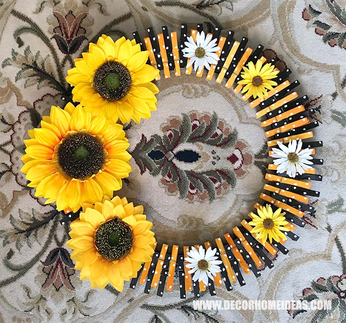 DIY Easy Clothespin Sunflower Wreath. How to make sunflower clothespin wreath, step by step tutorial with photos and instructions, needed supplies and tools. #sunflower #diy #wreath #clothespin #decorhomeideas