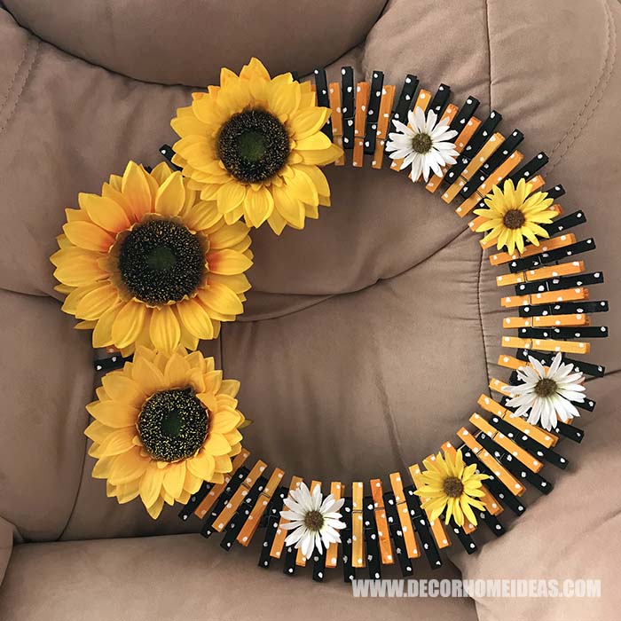 DIY Easy Clothespin Sunflower Wreath. How to make sunflower clothespin wreath, step by step tutorial with photos and instructions, needed supplies and tools. #sunflower #diy #wreath #clothespin #decorhomeideas