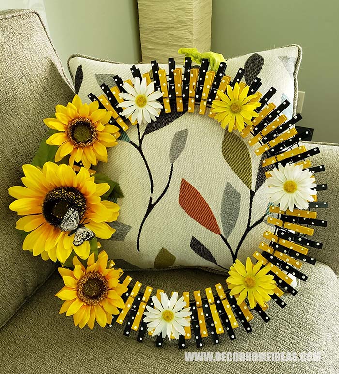 DIY Easy Clothespin Sunflower Wreath. How to make sunflower clothespin wreath, step by step tutorial with photos and instructions, needed supplies and tools. #sunflower #diy #wreath #clothespin #decorhomeideas