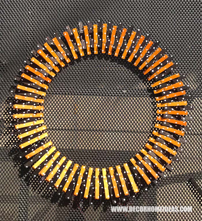 DIY Easy Clothespin Sunflower Wreath. How to make sunflower clothespin wreath, step by step tutorial with photos and instructions, needed supplies and tools. #sunflower #diy #wreath #clothespin #decorhomeideas