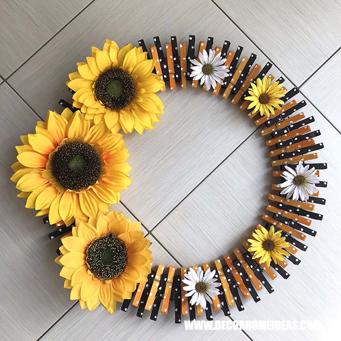 Sunflower Clothspin Wreath Tutorial #diy #clothespin #wreath #crafts #decorhomeideas