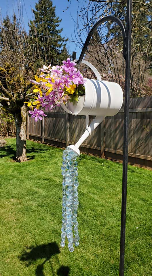 Watering Can Garden Decor #diy #garden #recycled #gardening #gardenideas #decorhomeideas