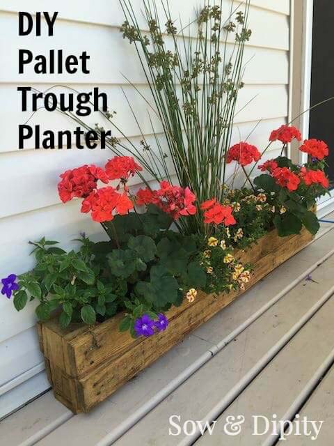 Beginner-Friendly Pallet Wood Trough Planter #diy #porch #patio #projects #colorful #decorhomeideas