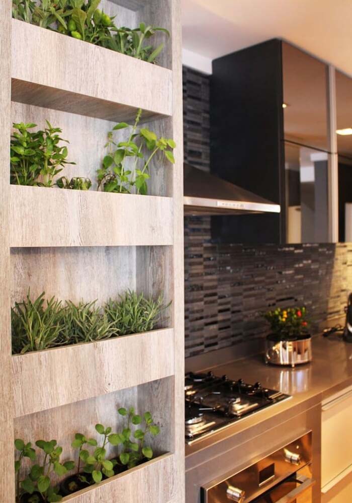 Built-In ‘Mini Bookshelf’ Herb Garden #diy #herbgarden #herbs #garden #ideas #decorhomeideas