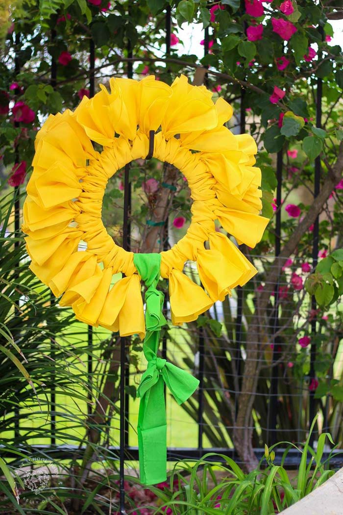 DIY Bandana Summer Sunflower Wreath #diy #rustic #summer #decorations #decorhomeideas