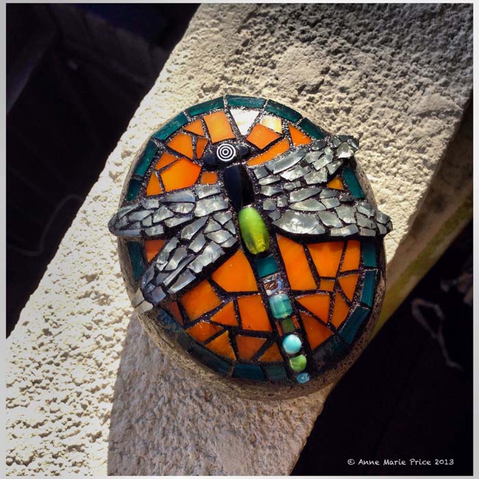 DIY Dragonfly Mosaic Garden Decoration #diy #garden #mosaic #backyard #decorhomeideas