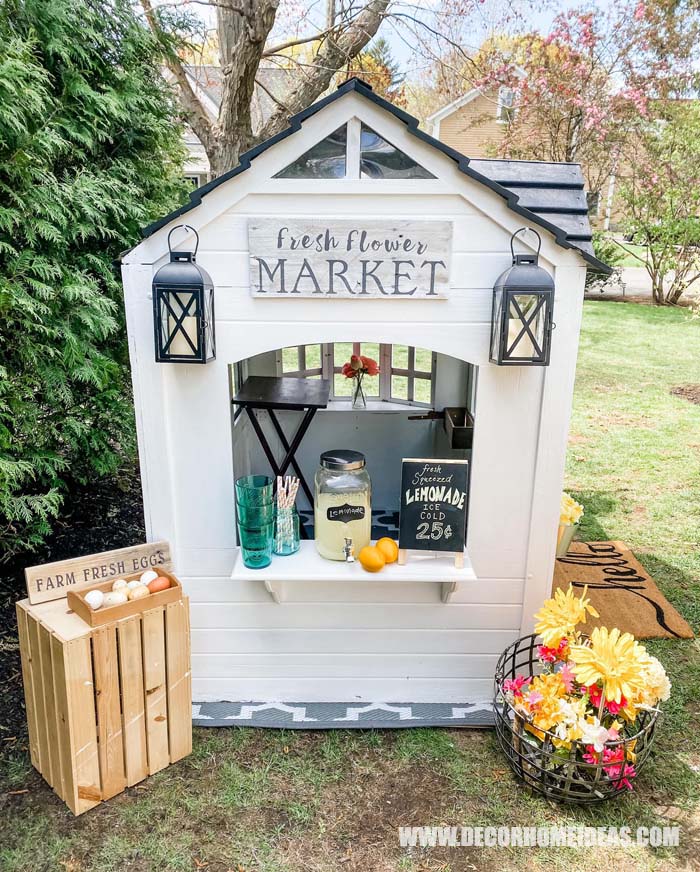 DIY Outdoor Farmhouse Playhouse Makeover. How to convert and old and worn playhouse into an adorable outdoor farmhouse style playhouse. #farmhouse #playhouse #makeover #diy #decorhomeideas