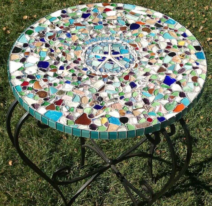 DIY Mosaic and Metal Outdoor Table #diy #garden #mosaic #backyard #decorhomeideas