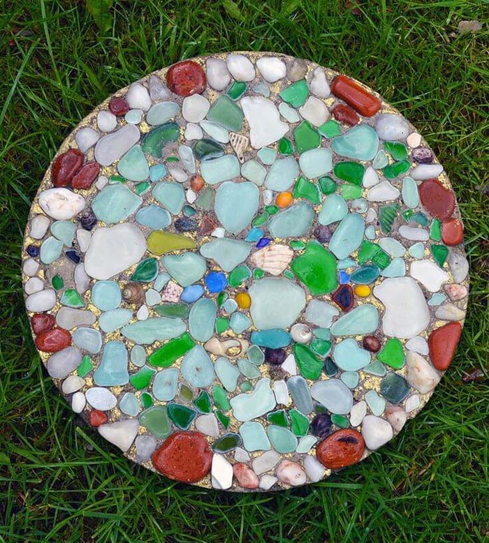 DIY Mosaic Garden Stepping Stones #diy #garden #rocks #stones #decorhomeideas