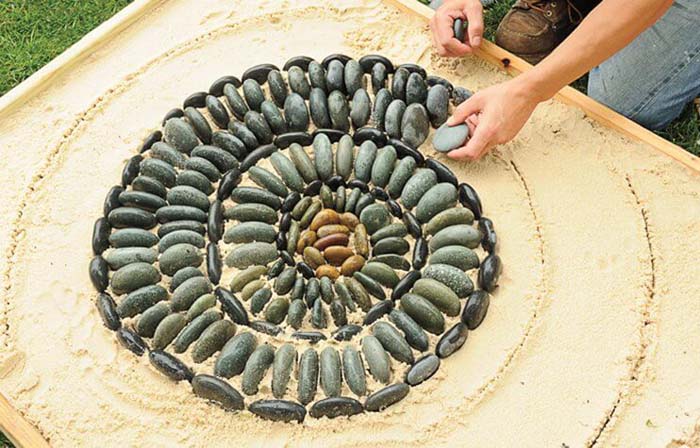 DIY Pebble Mosaic Garden Project #diy #garden #rocks #stones #decorhomeideas