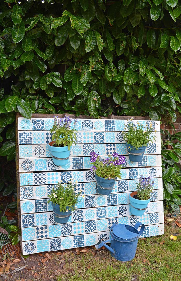 DIY Stenciled Moroccan-Style Pallet Garden #diy #rustic #summer #decorations #decorhomeideas